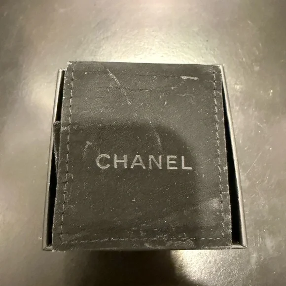 CHANEL Black and Gold Clover Earrings - Picture 10 of 11